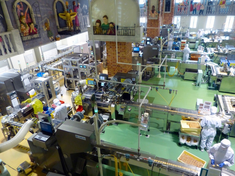 boutique-TAVERNES-min_japan_sapporo_chocolate_factory_label_packaging_cookie_machine_operators-961509